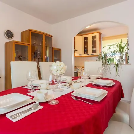 Casa Kujici Feriehus *